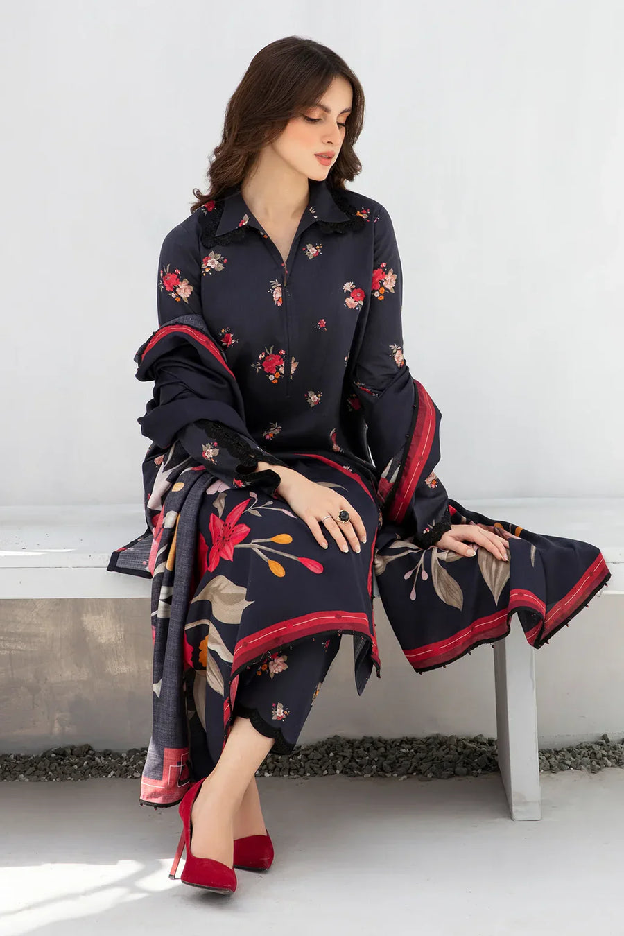 BAROQUE-3PC KHADDAR PRINTED SHIRT WITH KHADDAR PRINT DUPATTA AND PRINT TROUSER-12605