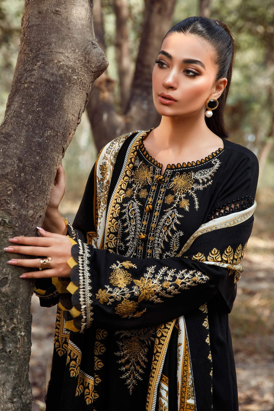 MARIA.B-3PC KHADDAR EMBROIDERED SHIRT WITH COURTRAI PRINTED SHAWL & TROUSER  - 14157